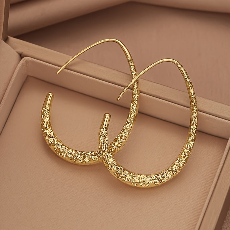 A Pair Of Minimalist Chic Teardrop-shaped Hoop Earrings, Exuding Elegance, Perfect For Ladies To Wear To Parties And Vacations.