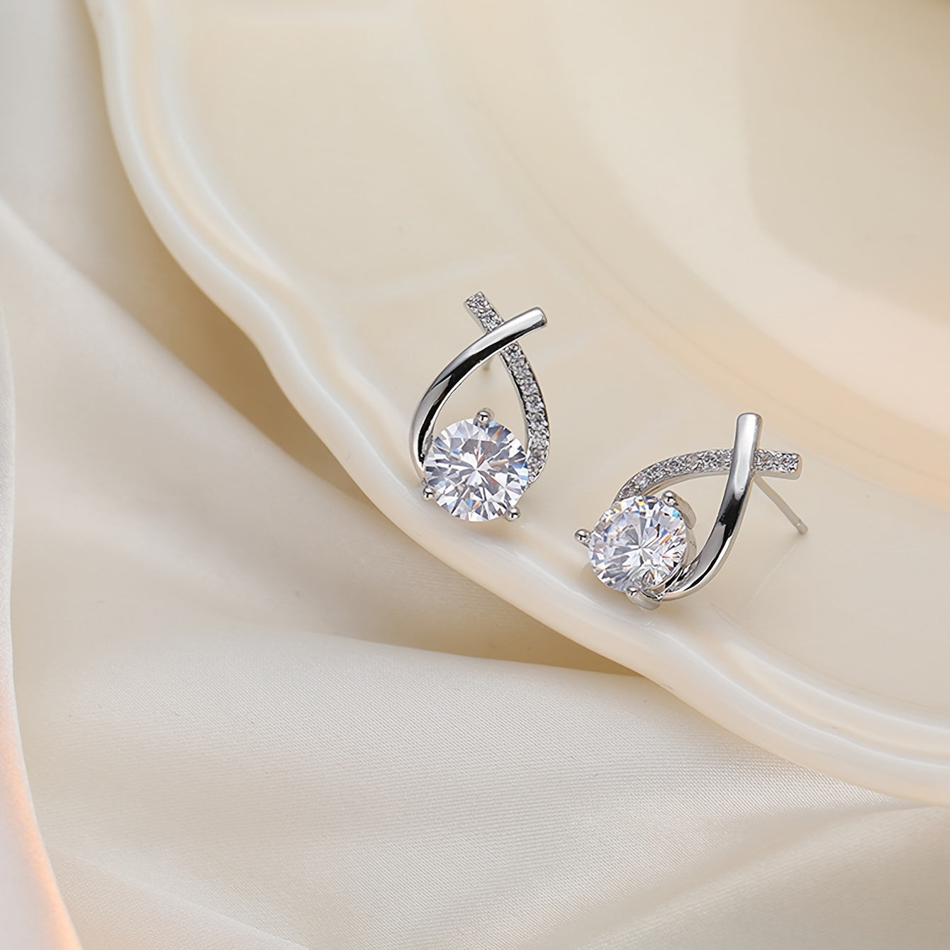Hot-Selling Women'S Stud Earrings 1 Pair, Exquisite Light Luxury Inlaid Cross Temperament Versatile Earrings