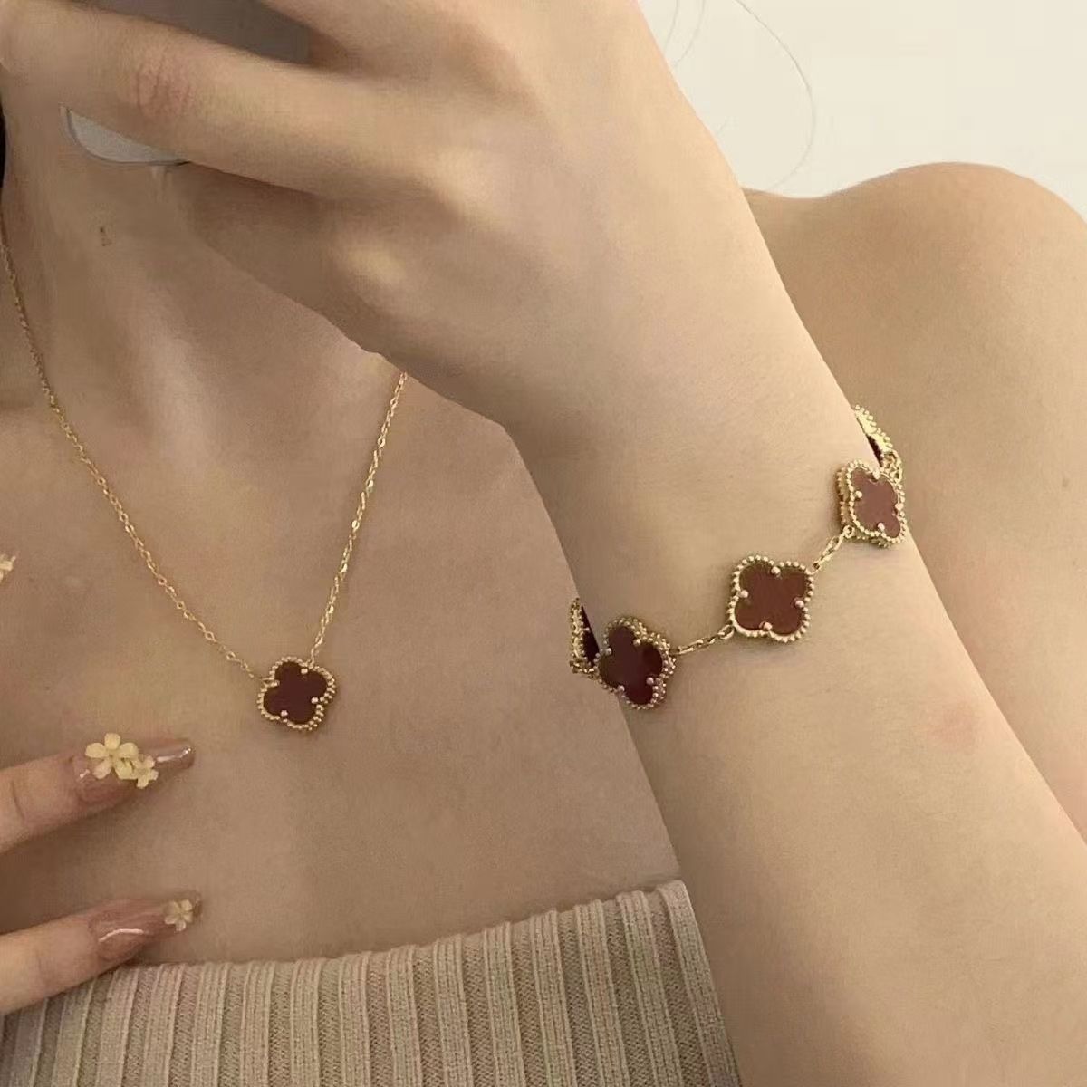Van Cleef ins niche light luxury titanium steel fading double-sided bracelet high-grade texture necklace four-leaf clover necklace for mother
