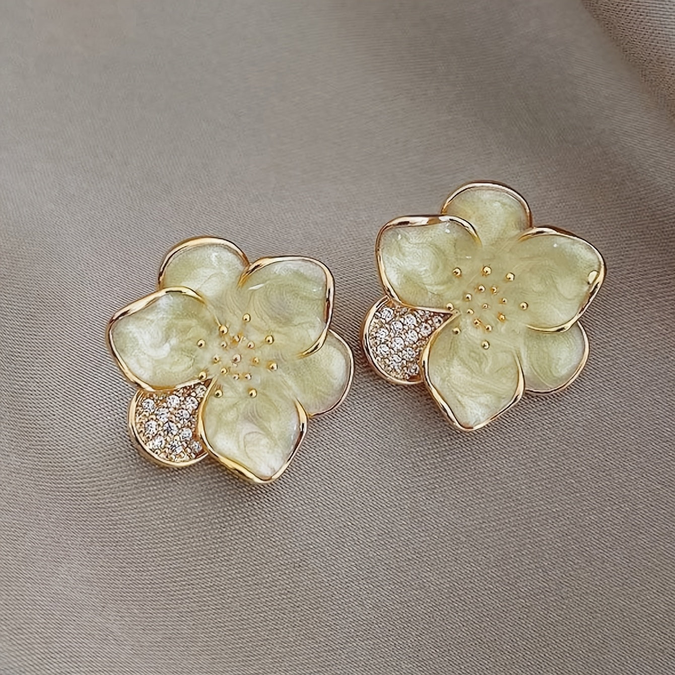 1 Pair of Fashionable and Elegant Small Fresh Flower -Studded Women's Everyday Earrings
