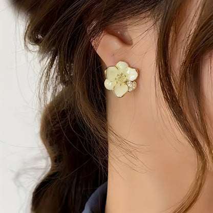 1 Pair of Fashionable and Elegant Small Fresh Flower -Studded Women's Everyday Earrings