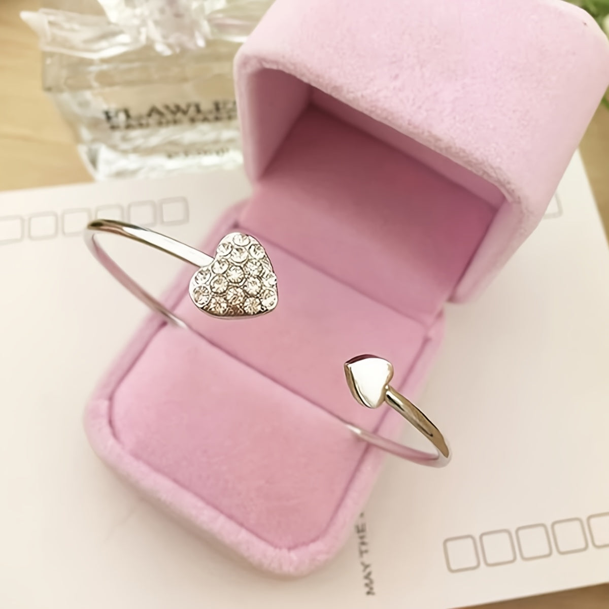 A Minimalist Style Heart-Shaped Open Bracelet for Women, Adorned with Sparkling Rhinestones, Featuring Handcrafted Jewelry Decorations (The Number of Artificial Diamonds May Vary)