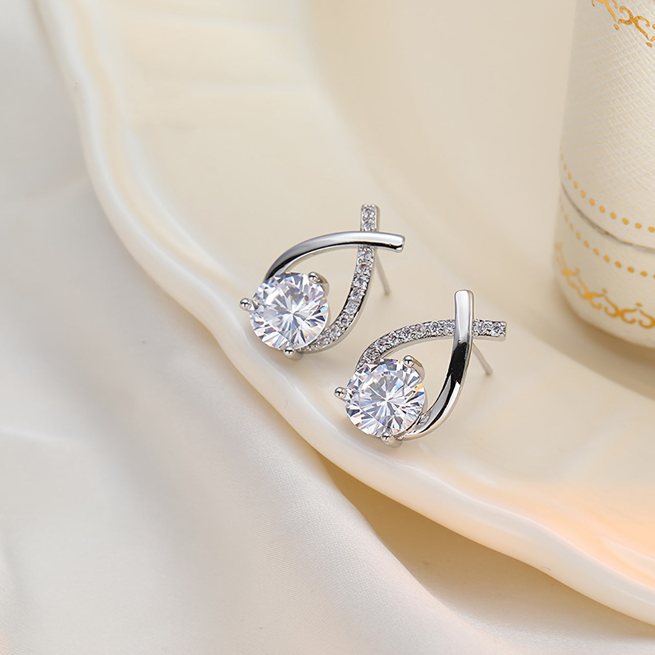 Hot-Selling Women'S Stud Earrings 1 Pair, Exquisite Light Luxury Inlaid Cross Temperament Versatile Earrings