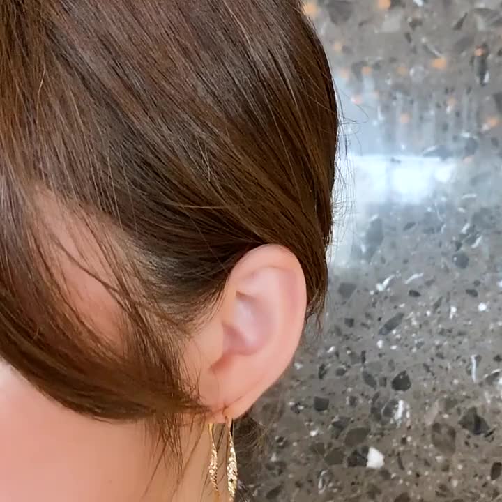 1 Pair of Minimalist, Unique, Light Luxury, High-End Wavy Hoop Earrings for Women