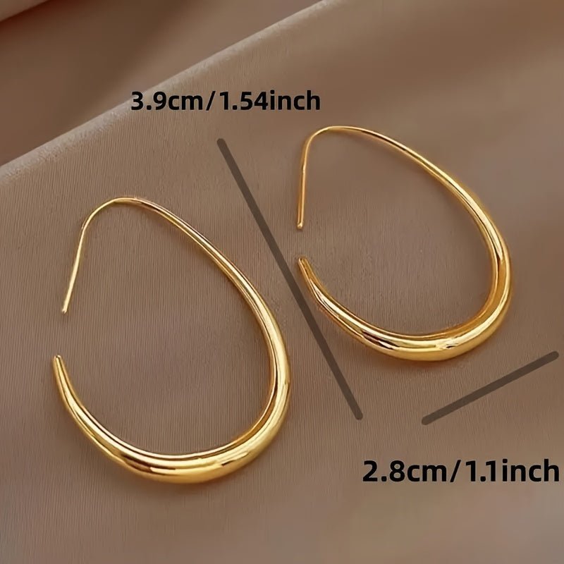 A Pair Of Minimalist Chic Teardrop-shaped Hoop Earrings, Exuding Elegance, Perfect For Ladies To Wear To Parties And Vacations.