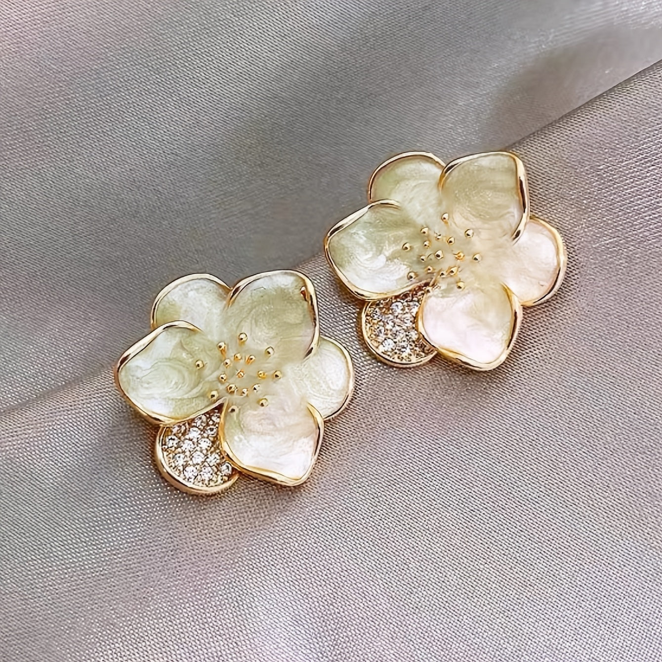 1 Pair of Fashionable and Elegant Small Fresh Flower -Studded Women's Everyday Earrings