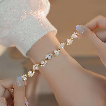 A Sweet And Exquisite Faux Pearl Cat Paw Bracelet for Women, Featuring a High-End Design That Is Versatile And Fashionable