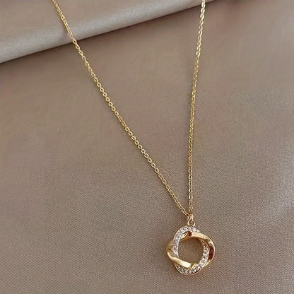 Women'S Stylish Pendant Necklace Featuring a Easy And Elegant Design with Faux Zinc Alloy Pendant, Perfect for Vacations And Everyday Wear