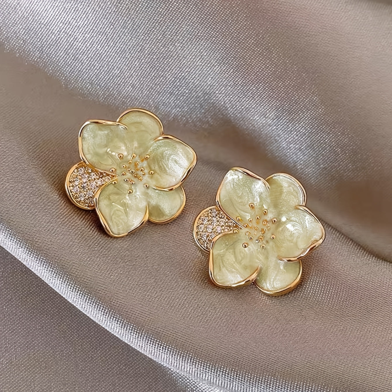 1 Pair of Fashionable and Elegant Small Fresh Flower -Studded Women's Everyday Earrings