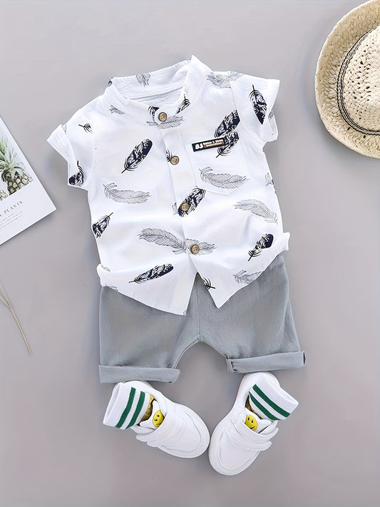 [Youngsters' Summer Outfit Set] Summer Feather Print Short Sleeve Shirt & Shorts Set for Youngsters - Light Pink with Blue Feathers, Beige Shorts, White Sneakers with Green Stripes, Casual Playwear, Outdoor Outfit