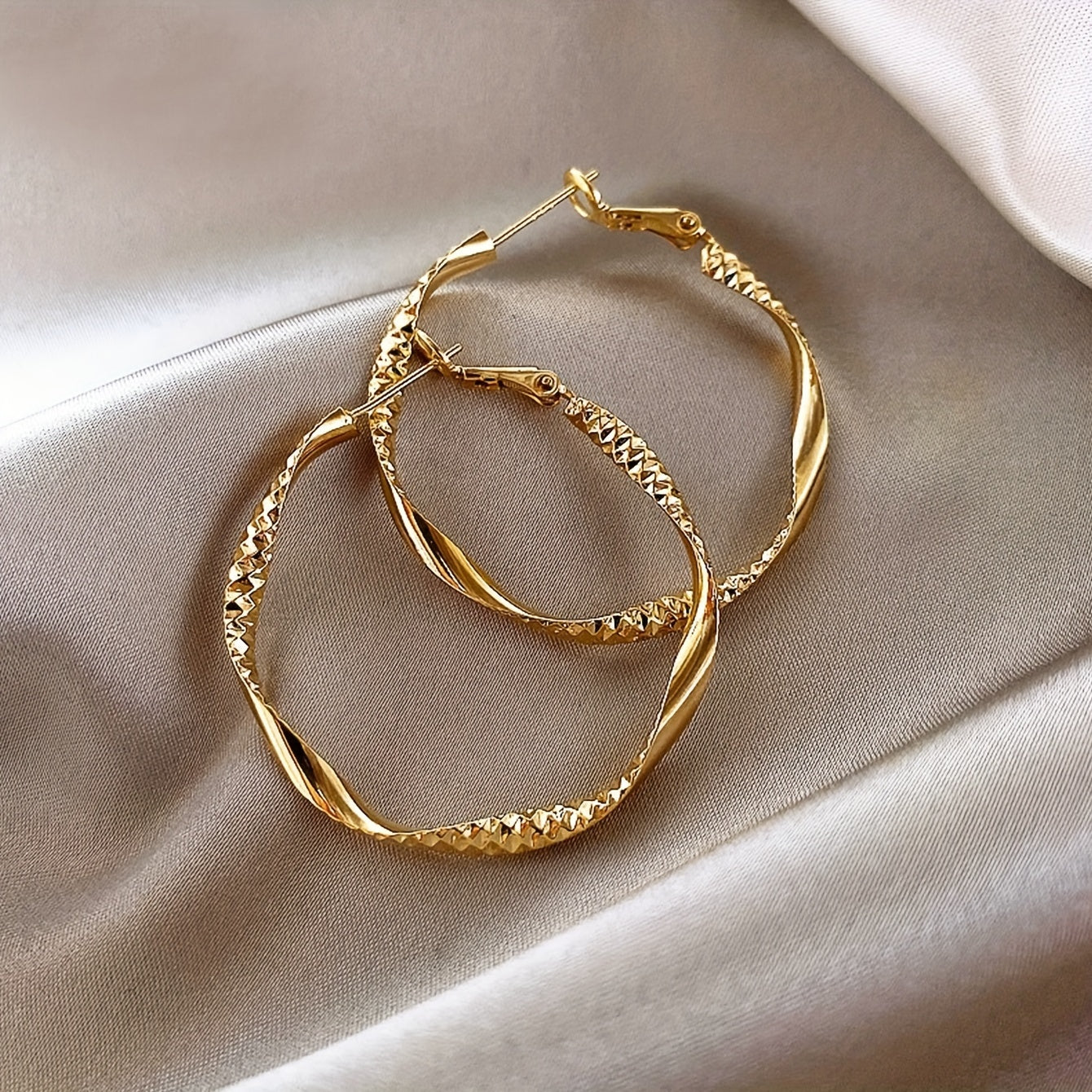 1 Pair of Minimalist, Unique, Light Luxury, High-End Wavy Hoop Earrings for Women