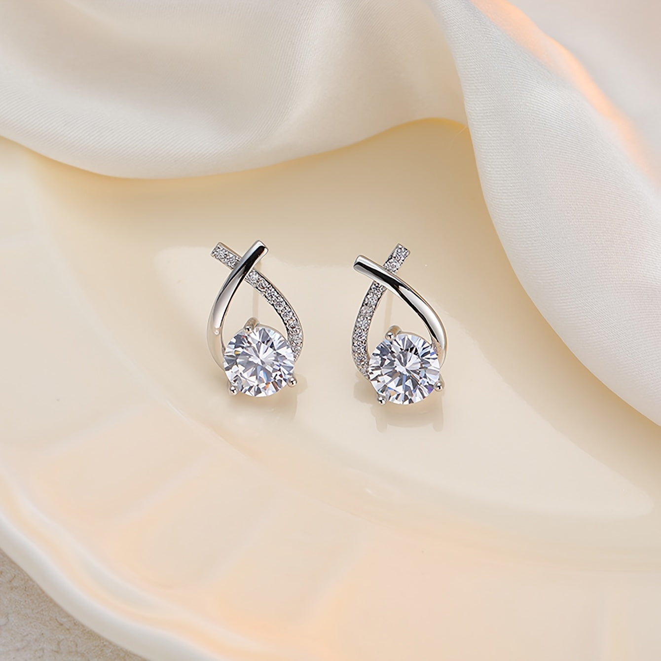 Hot-Selling Women'S Stud Earrings 1 Pair, Exquisite Light Luxury Inlaid Cross Temperament Versatile Earrings