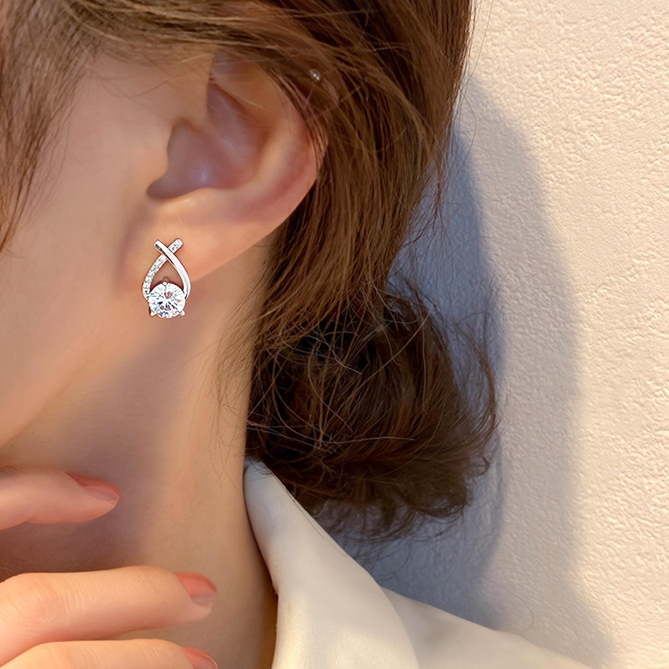 Hot-Selling Women'S Stud Earrings 1 Pair, Exquisite Light Luxury Inlaid Cross Temperament Versatile Earrings