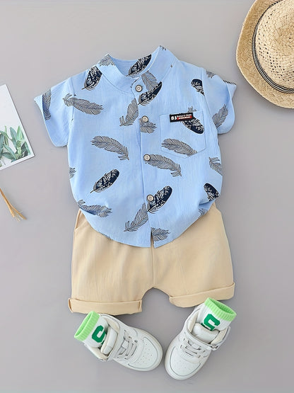 [Youngsters' Summer Outfit Set] Summer Feather Print Short Sleeve Shirt & Shorts Set for Youngsters - Light Pink with Blue Feathers, Beige Shorts, White Sneakers with Green Stripes, Casual Playwear, Outdoor Outfit