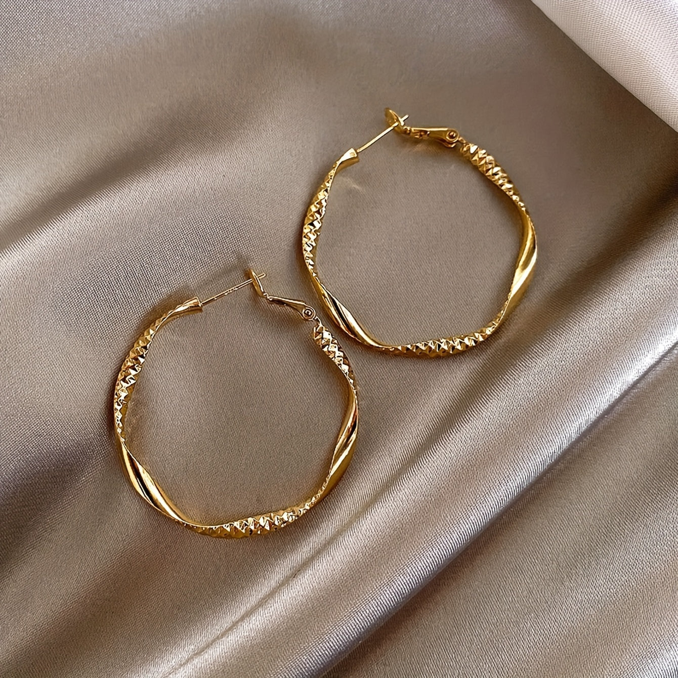 1 Pair of Minimalist, Unique, Light Luxury, High-End Wavy Hoop Earrings for Women