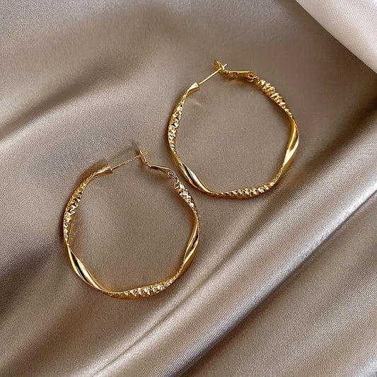 1 Pair of Minimalist, Unique, Light Luxury, High-End Wavy Hoop Earrings for Women