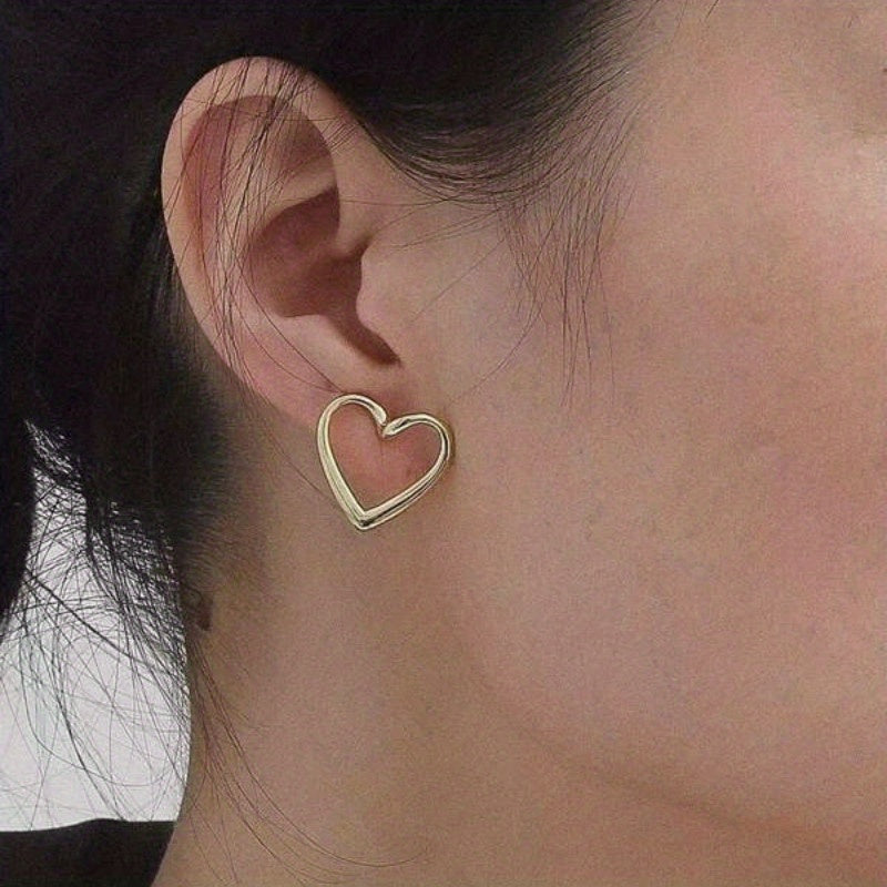 One Pair of Fashion Classic Hollow Heart Stud Earrings