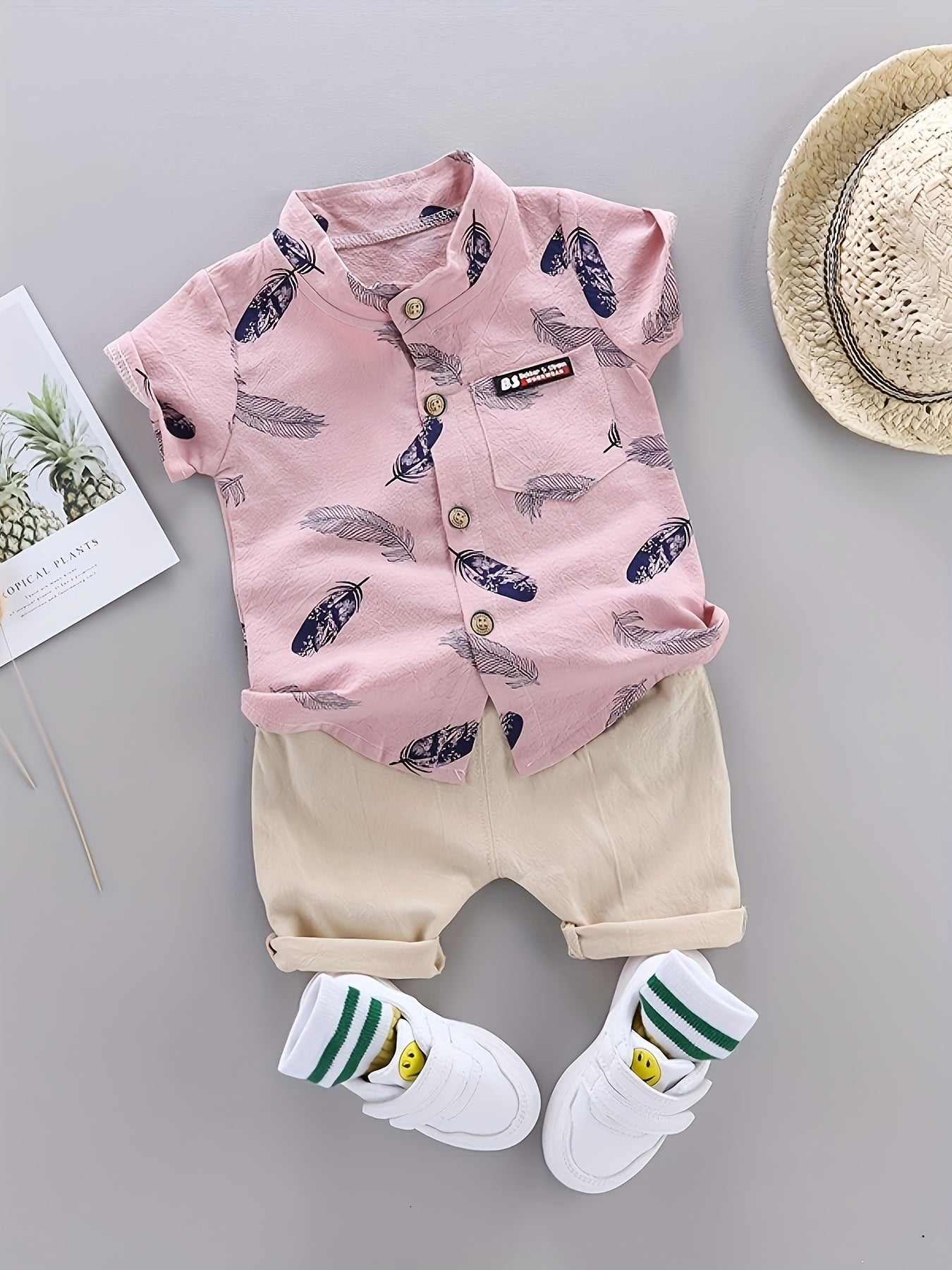 [Youngsters' Summer Outfit Set] Summer Feather Print Short Sleeve Shirt & Shorts Set for Youngsters - Light Pink with Blue Feathers, Beige Shorts, White Sneakers with Green Stripes, Casual Playwear, Outdoor Outfit
