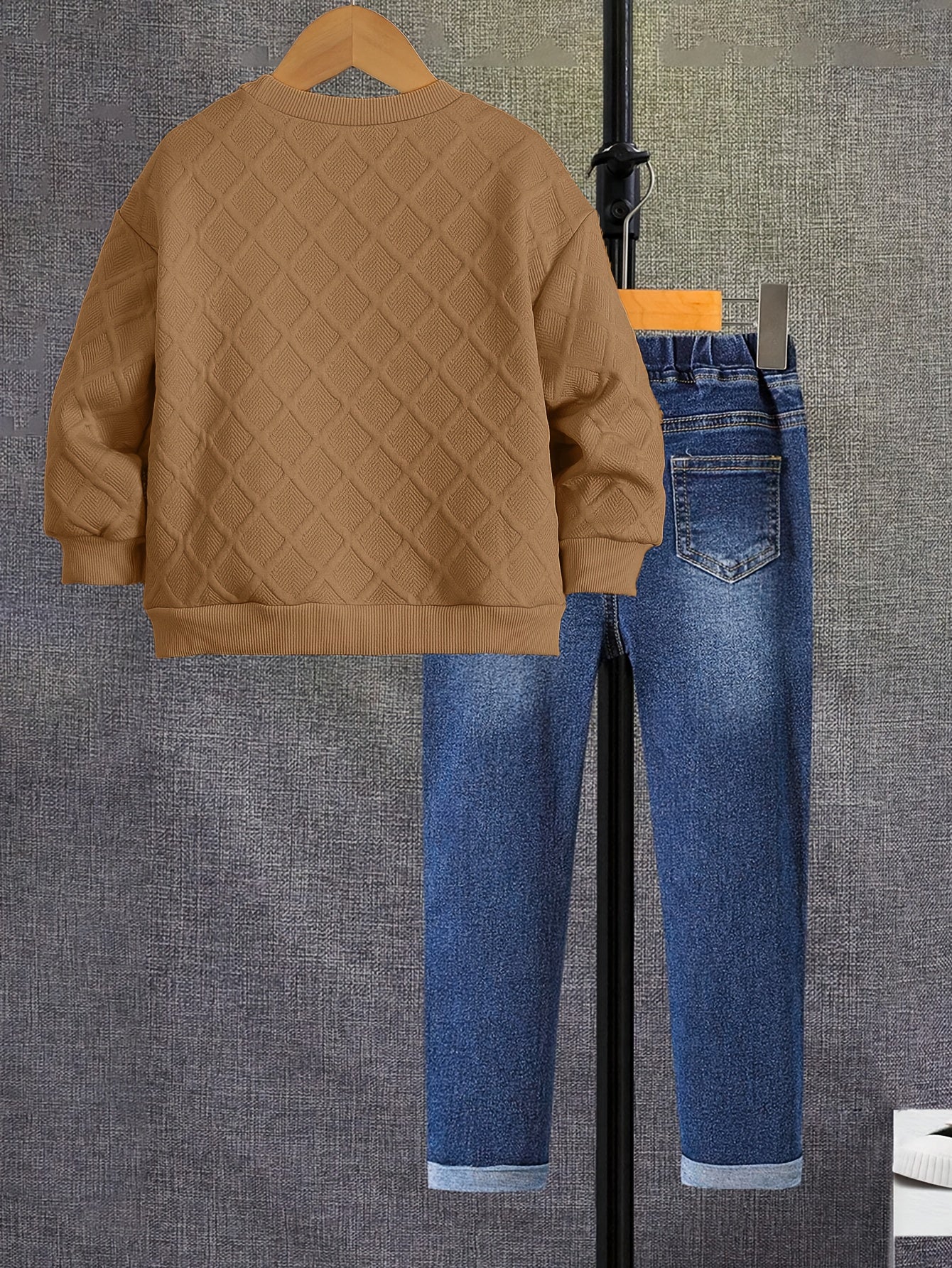 Boys' Long Sleeve Orange Crew Neck Sweatshirt with English Print Pullover and Casual Jeans Set, New Autumn Outfit Two-Piece, Perfect for Outdoor
