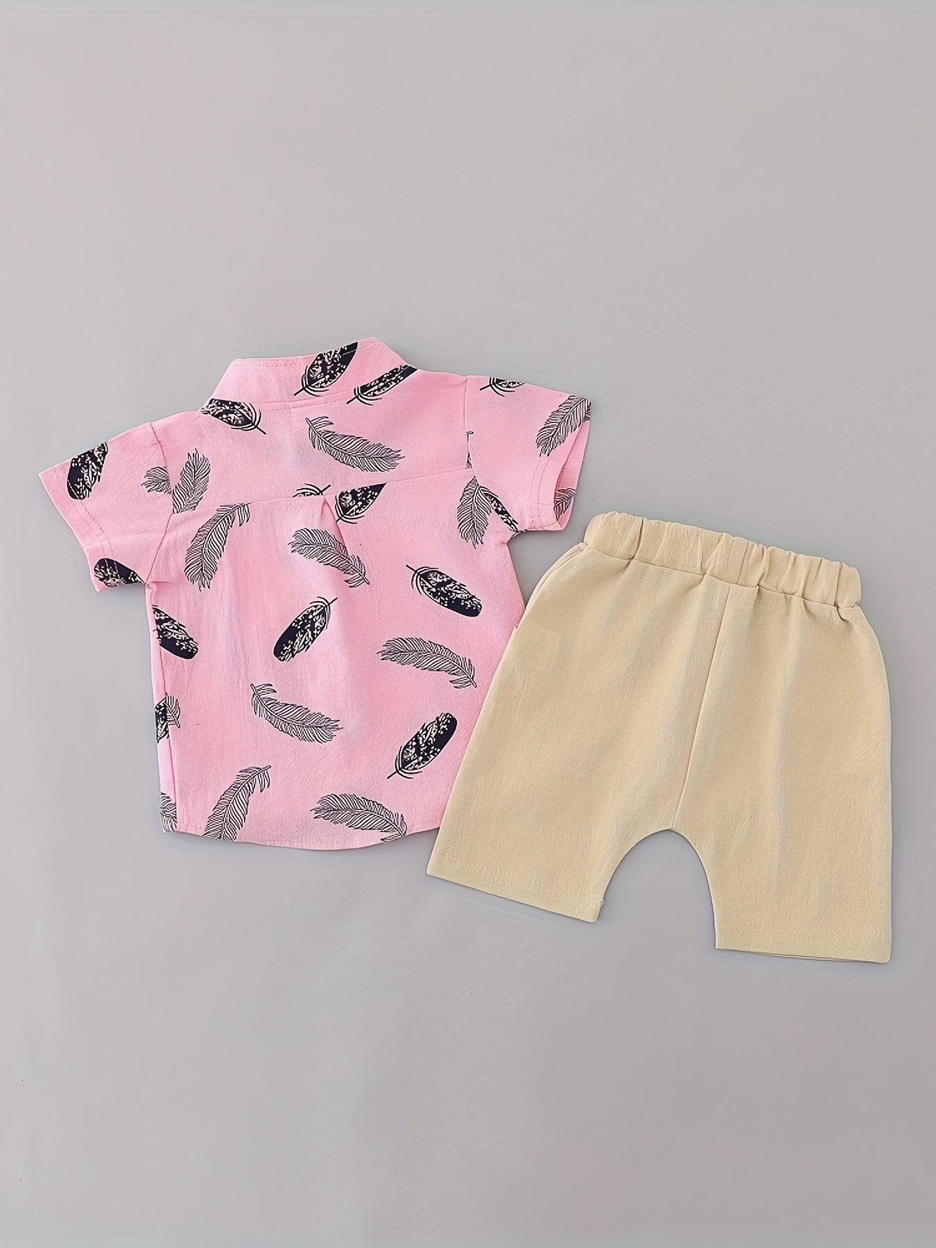 [Youngsters' Summer Outfit Set] Summer Feather Print Short Sleeve Shirt & Shorts Set for Youngsters - Light Pink with Blue Feathers, Beige Shorts, White Sneakers with Green Stripes, Casual Playwear, Outdoor Outfit