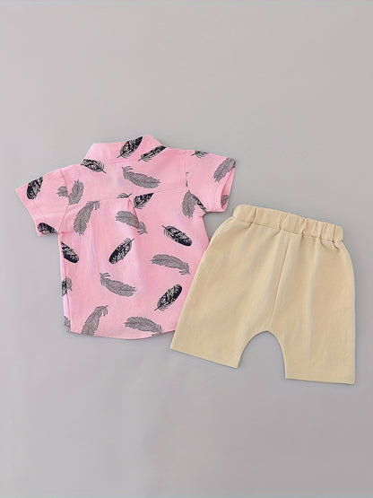 [Youngsters' Summer Outfit Set] Summer Feather Print Short Sleeve Shirt & Shorts Set for Youngsters - Light Pink with Blue Feathers, Beige Shorts, White Sneakers with Green Stripes, Casual Playwear, Outdoor Outfit