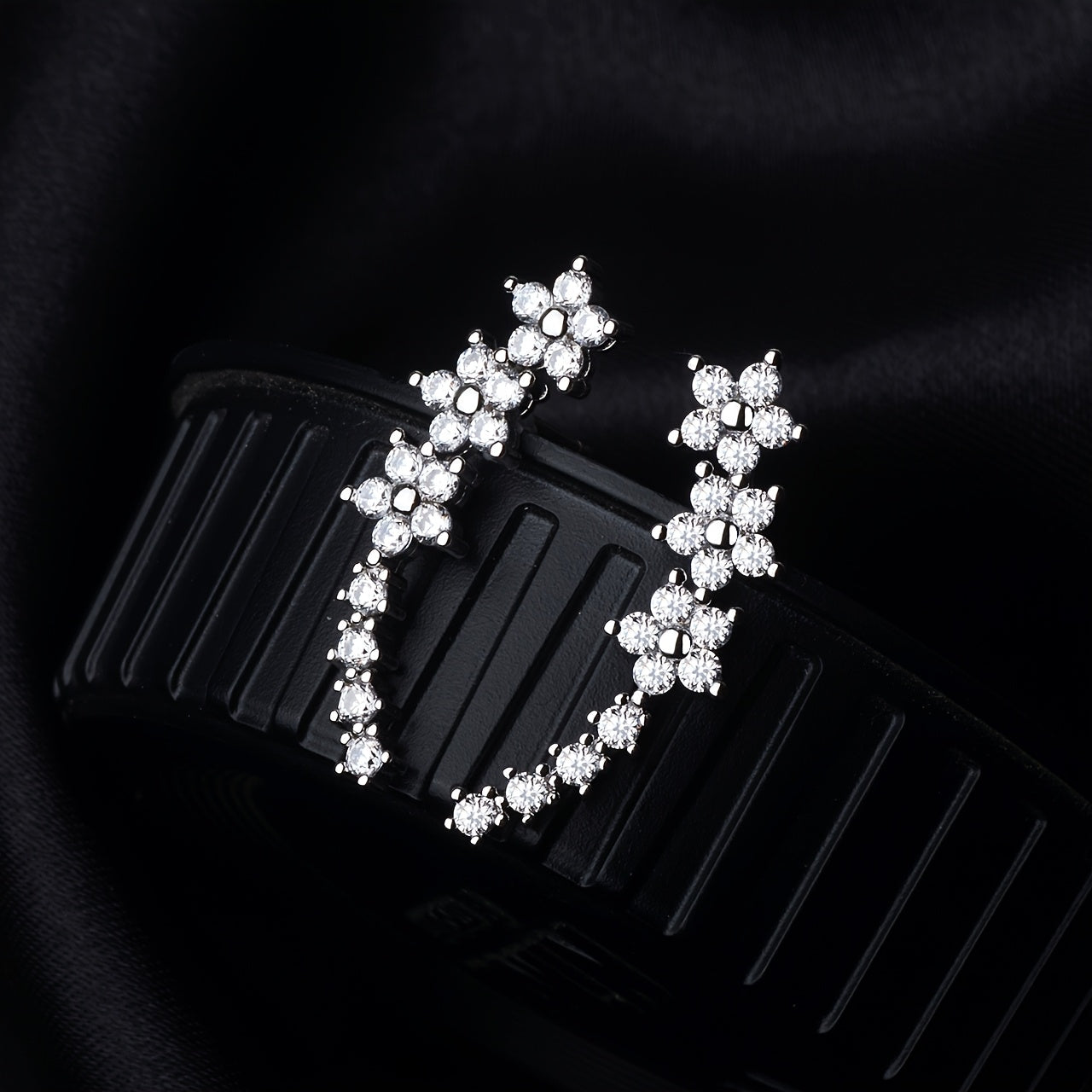 A Pair of Elegant And Luxurious Flower-Shaped Earrings Adorned with Rhinestones, Perfect for Women'S Weddings And Suitable for Daily Gatherings, Parties, And Vacations. an Ideal Gift for Birthdays And Valentine'S Day