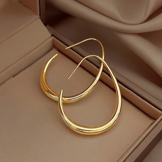 A Pair Of Minimalist Chic Teardrop-shaped Hoop Earrings, Exuding Elegance, Perfect For Ladies To Wear To Parties And Vacations.