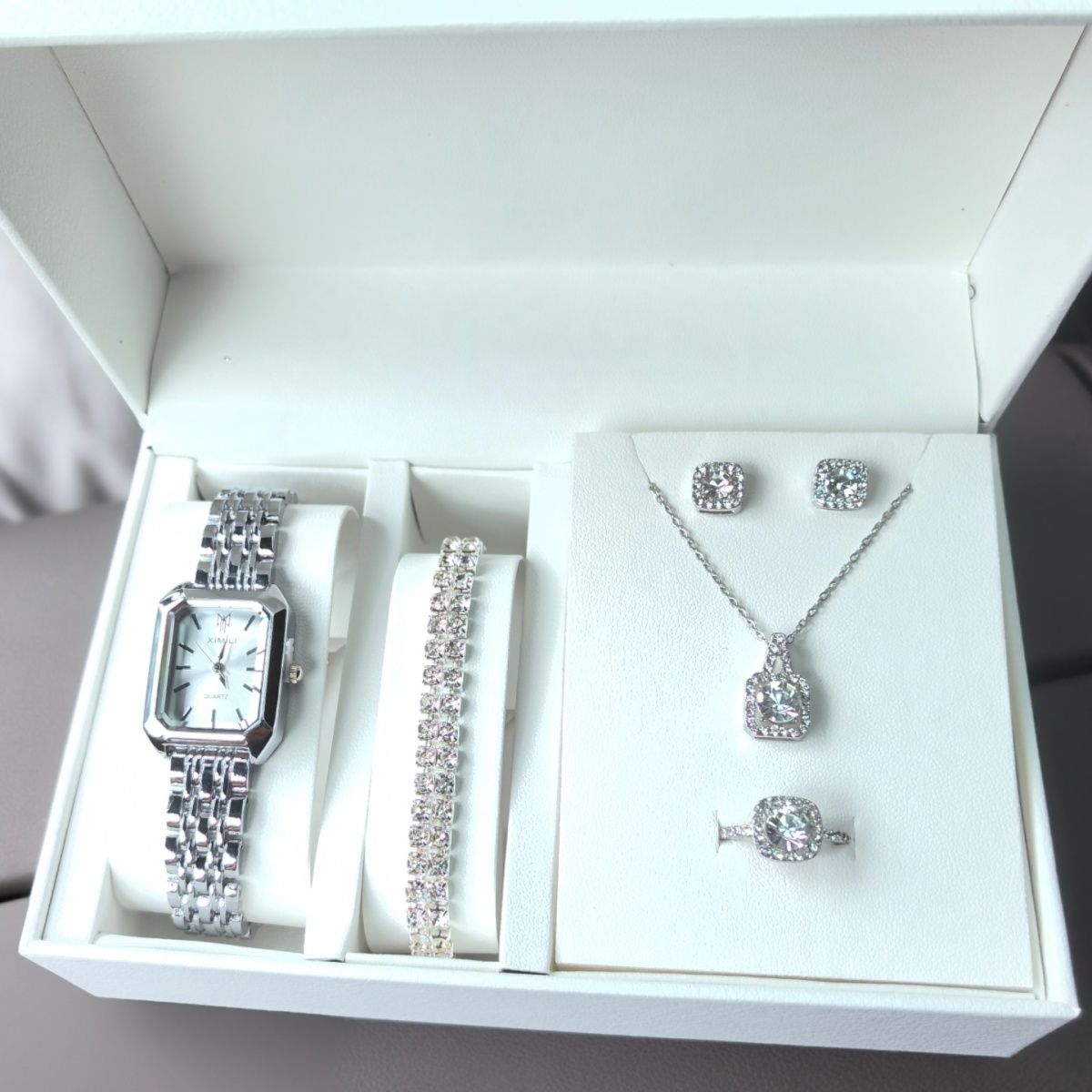 Birthday gift for girl girlfriend to give wife practical high-end watch set to give girlfriend 18-year-old adult gift commemoration
