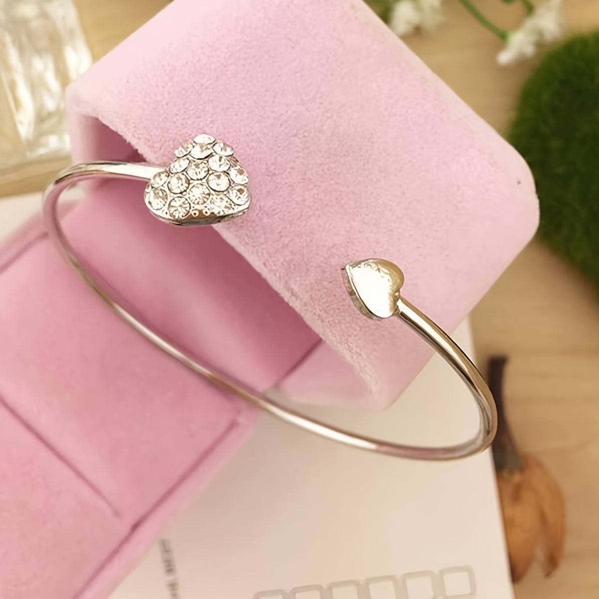A Minimalist Style Heart-Shaped Open Bracelet for Women, Adorned with Sparkling Rhinestones, Featuring Handcrafted Jewelry Decorations (The Number of Artificial Diamonds May Vary)