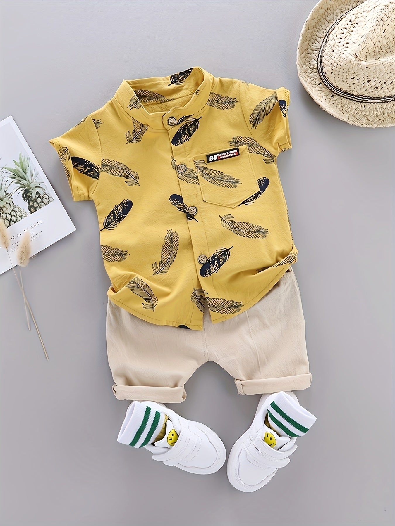 [Youngsters' Summer Outfit Set] Summer Feather Print Short Sleeve Shirt & Shorts Set for Youngsters - Light Pink with Blue Feathers, Beige Shorts, White Sneakers with Green Stripes, Casual Playwear, Outdoor Outfit