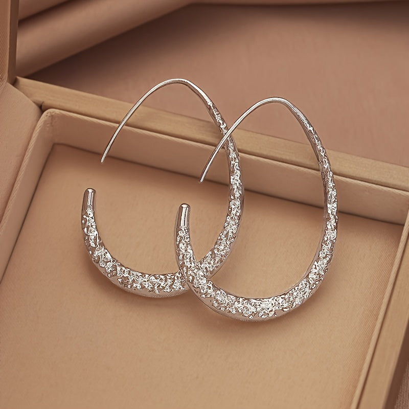 A Pair Of Minimalist Chic Teardrop-shaped Hoop Earrings, Exuding Elegance, Perfect For Ladies To Wear To Parties And Vacations.