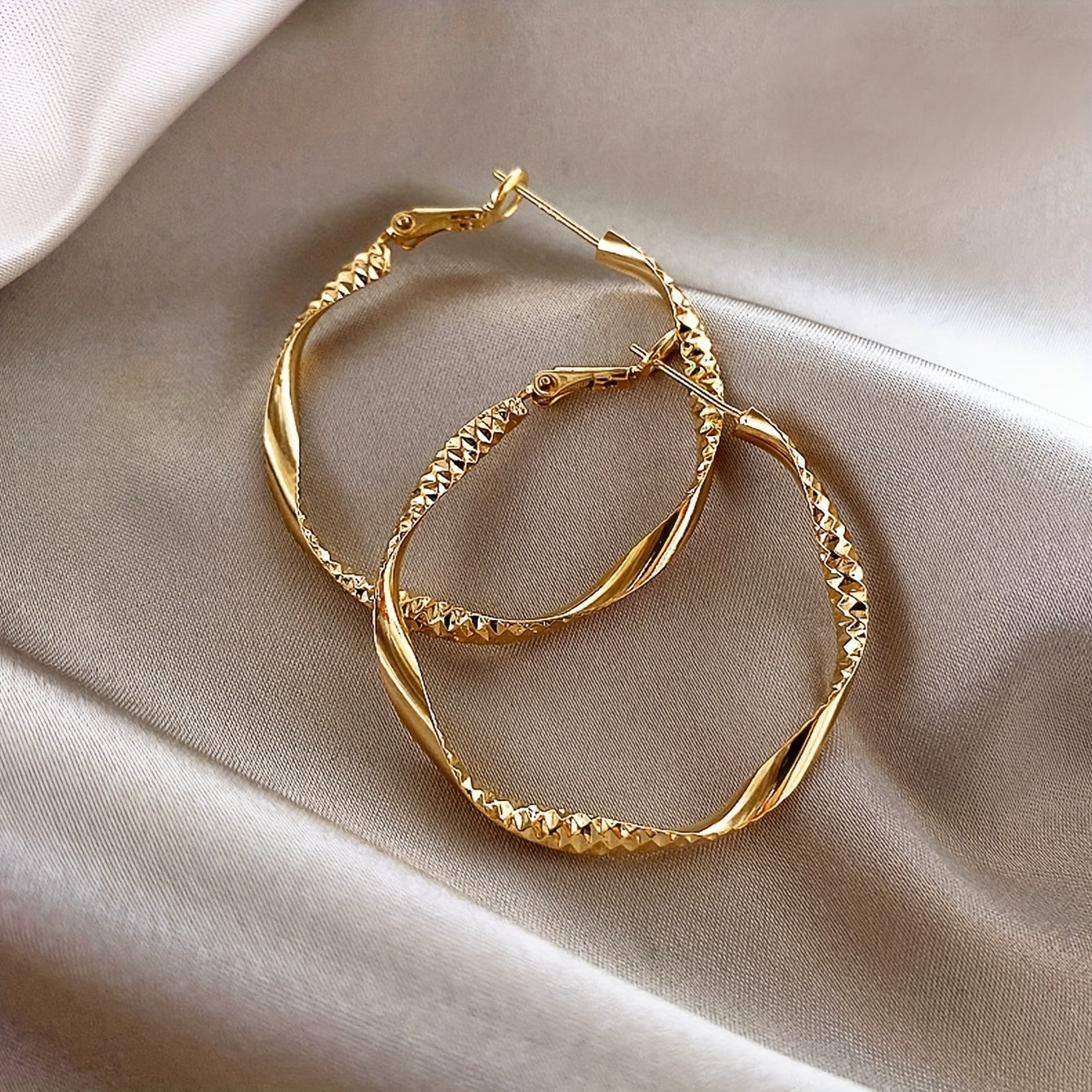 1 Pair of Minimalist, Unique, Light Luxury, High-End Wavy Hoop Earrings for Women