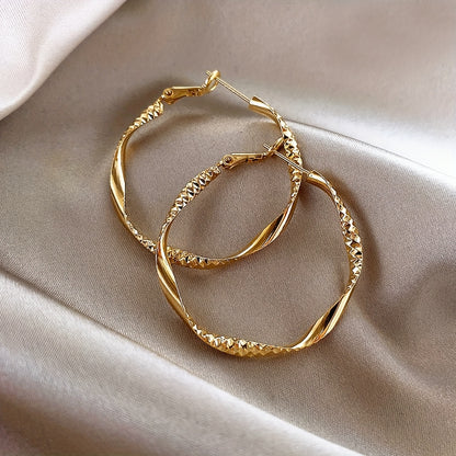 1 Pair of Minimalist, Unique, Light Luxury, High-End Wavy Hoop Earrings for Women