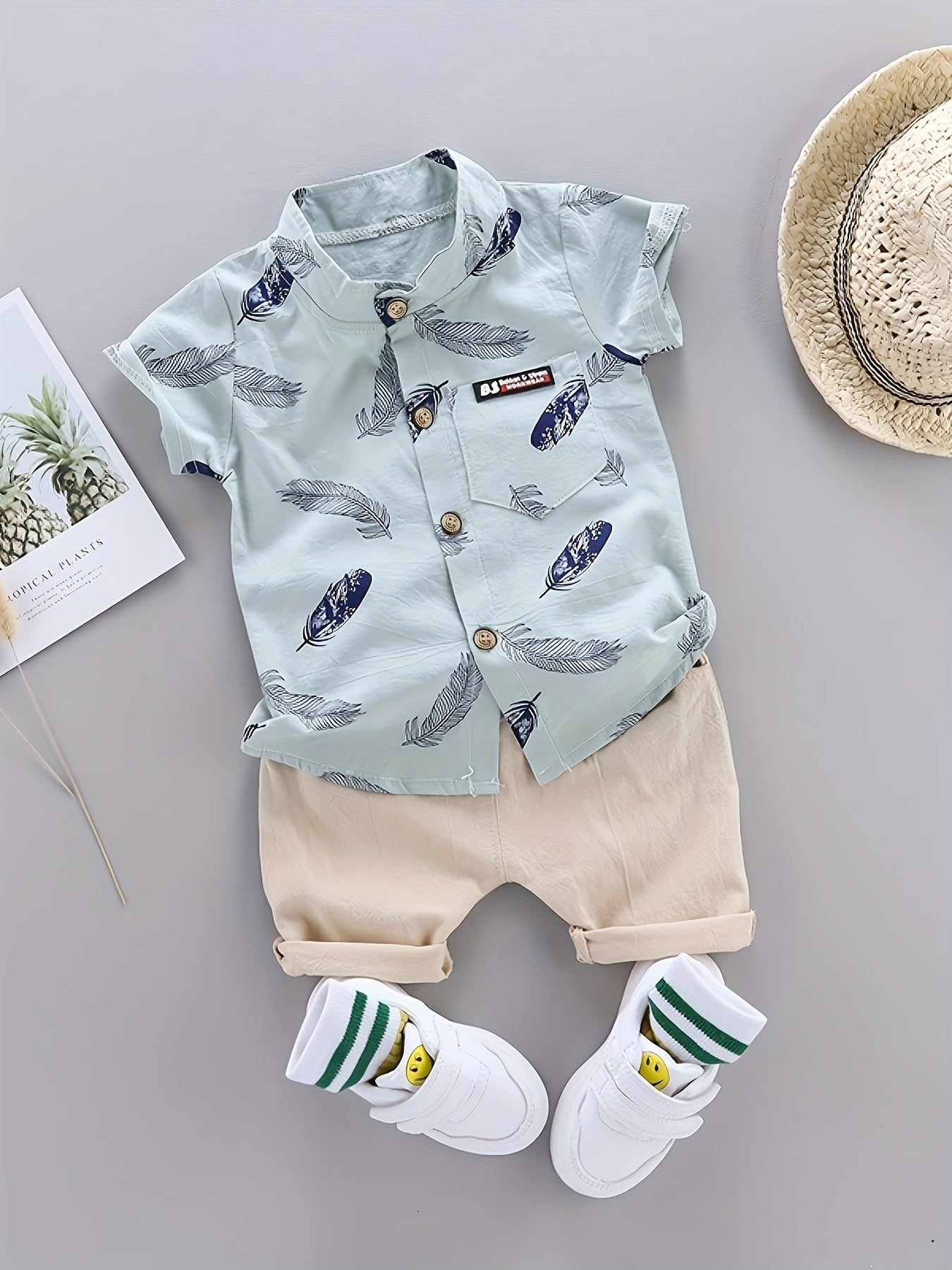 [Youngsters' Summer Outfit Set] Summer Feather Print Short Sleeve Shirt & Shorts Set for Youngsters - Light Pink with Blue Feathers, Beige Shorts, White Sneakers with Green Stripes, Casual Playwear, Outdoor Outfit