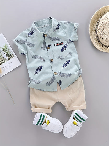 [Youngsters' Summer Outfit Set] Summer Feather Print Short Sleeve Shirt & Shorts Set for Youngsters - Light Pink with Blue Feathers, Beige Shorts, White Sneakers with Green Stripes, Casual Playwear, Outdoor Outfit
