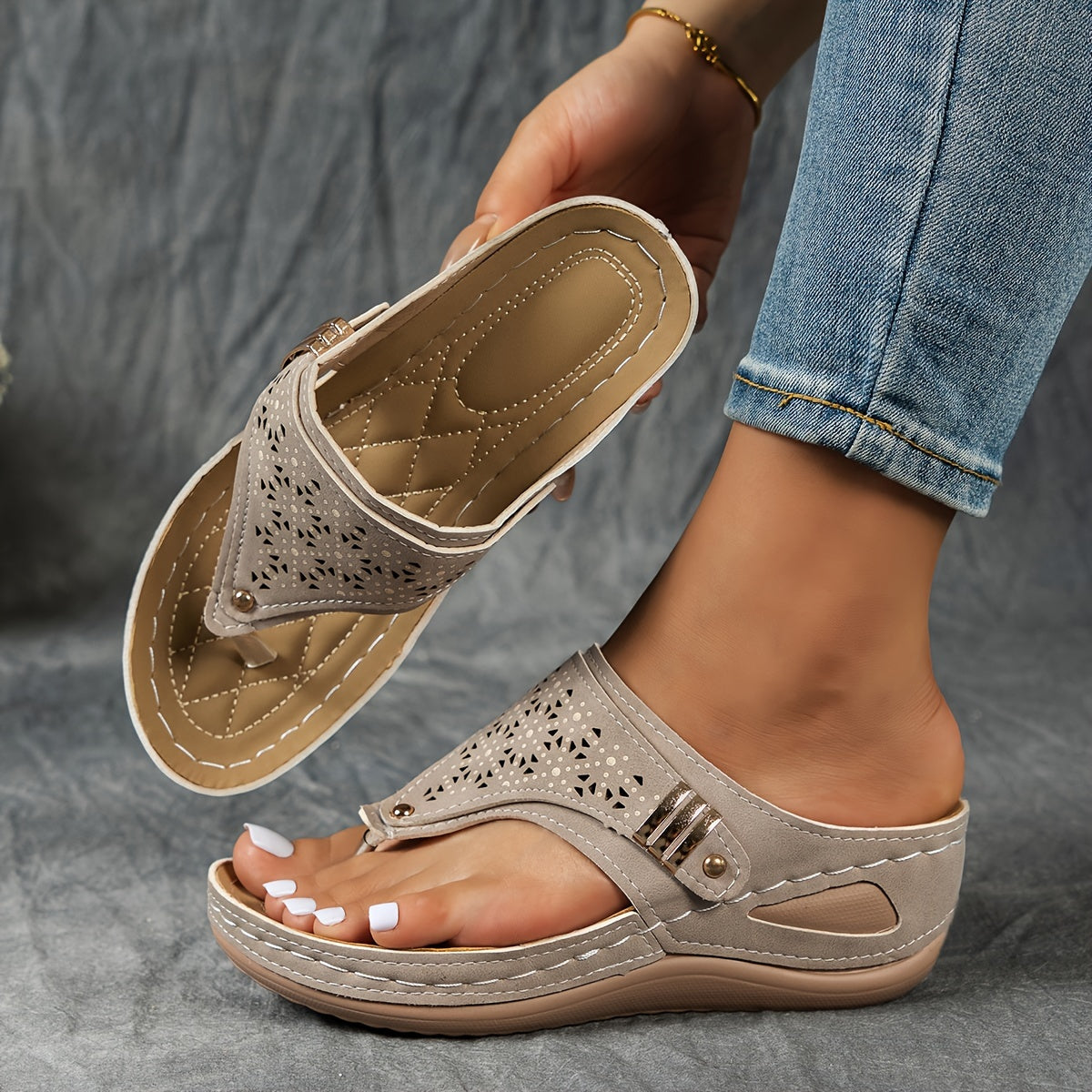 Women'S Stylish Wedge Flip-Flops - Comfortable Arch Support, Breathable Outdoor Sandals - Trendy, Versatile, Soft Sole, Easy for Everyday Wear.